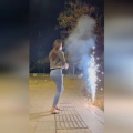 小姐姐烟花拍摄,瞬间定格美好时光