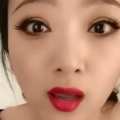 小姐姐给金毛穿衣服视频,小姐姐镜头下的温馨瞬间