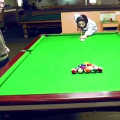 台球小姐姐发球,展现运动魅力