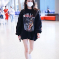 小姐姐穿撞色卫衣图片,小姐姐演绎色彩碰撞美学