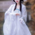 小姐姐抱汉服小姐姐,小姐姐温馨相拥，传承千年服饰文化